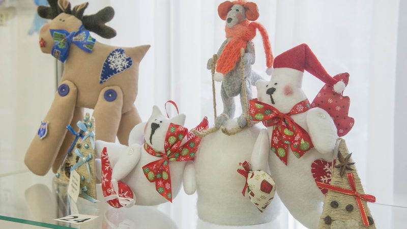 На Подолі триває свято новорічної іграшки