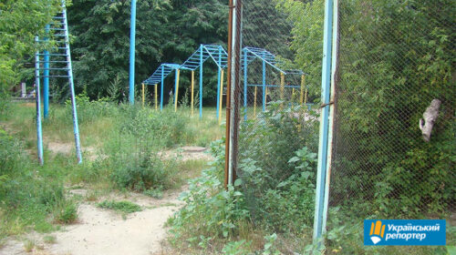 «Старт» у бур'яні та смітті