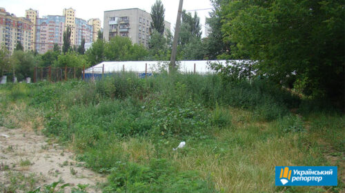 «Старт» у бур'яні та смітті