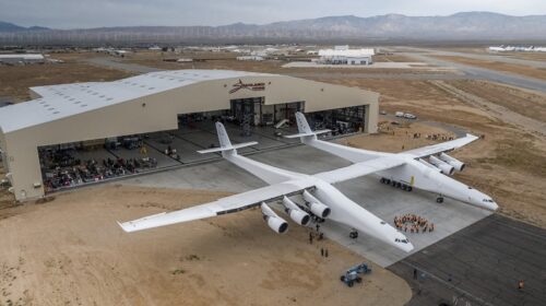 У США показали Stratolaunch - найбільший літак у світі