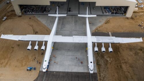 У США показали Stratolaunch - найбільший літак у світі