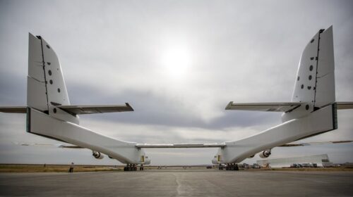 У США показали Stratolaunch - найбільший літак у світі
