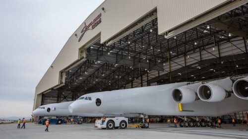У США показали Stratolaunch - найбільший літак у світі
