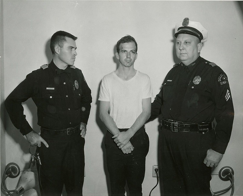 Лі Харві Освальд після ззатримання за вбивство президента Кеннеді 22.11.1963
