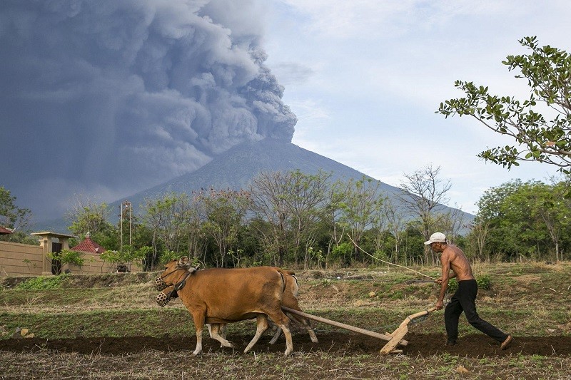 Виверження вулкана Агунг на острові Балі