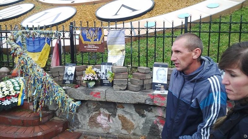 Вандала, який розбив у Києві пам'ятник Героям Небесної сотні, посадили на чотири місяці