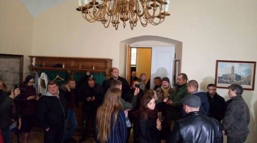 У Львові активісти увірвалися до кабінету мера Садового