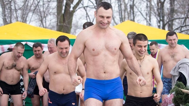 Україна святкує Водохреща. Хто з ВІПів наважився стрибнути в ополонку і навіщо це робити