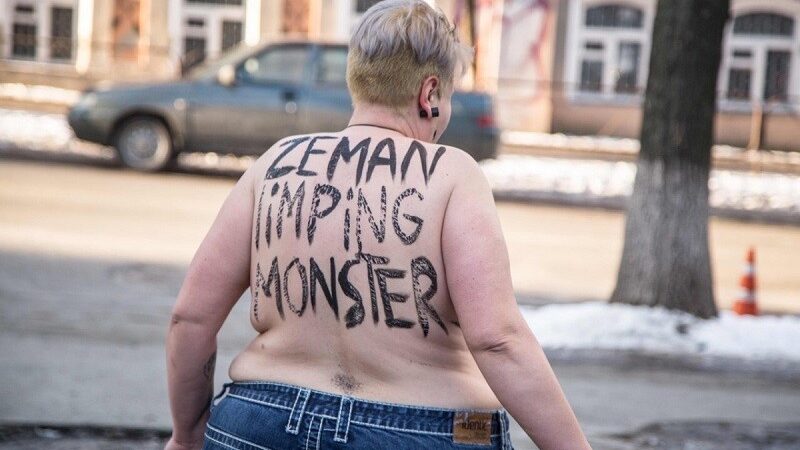 "Земан - кульгавий монстр". Femen закликали чехів не голосувати за путініста Мілоша Земана на виборах президента