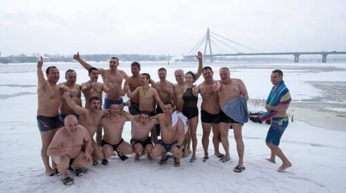 Україна святкує Водохреща. Хто з ВІПів наважився стрибнути в ополонку і навіщо це робити