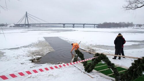 Україна святкує Водохреща. Хто з ВІПів наважився стрибнути в ополонку і навіщо це робити