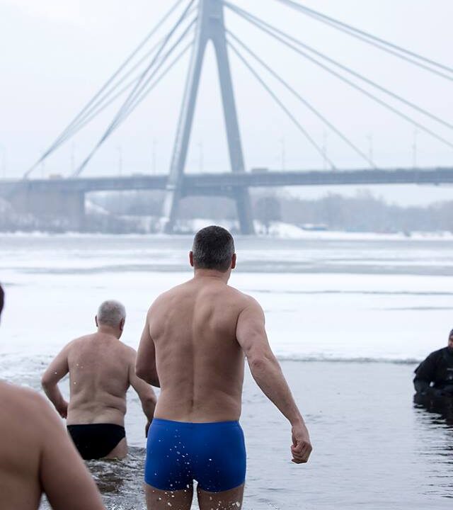 Україна святкує Водохреща. Хто з ВІПів наважився стрибнути в ополонку і навіщо це робити