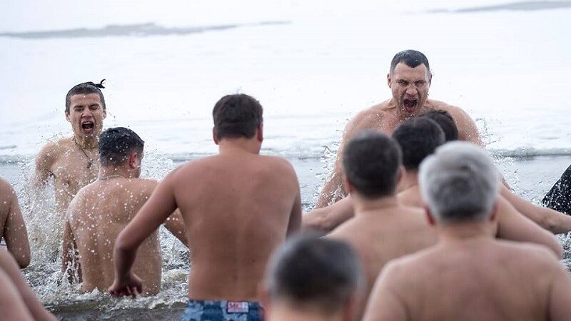 Україна святкує Водохреща. Хто з ВІПів наважився стрибнути в ополонку і навіщо це робити