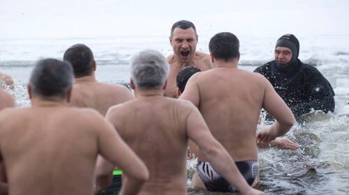 Україна святкує Водохреща. Хто з ВІПів наважився стрибнути в ополонку і навіщо це робити