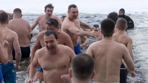 Україна святкує Водохреща. Хто з ВІПів наважився стрибнути в ополонку і навіщо це робити