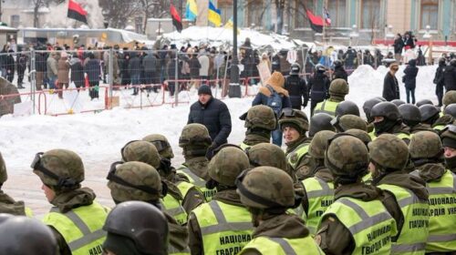 Під Верховною Радою сталися сутички: поранено вісім правоохоронців (+відео)