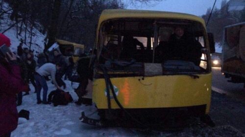 У Києві дві маршрутки не поділили дорогу. 12 пасажирів постраждали