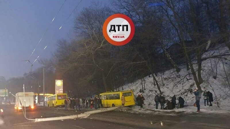 У Києві дві маршрутки не поділили дорогу. 12 пасажирів постраждали