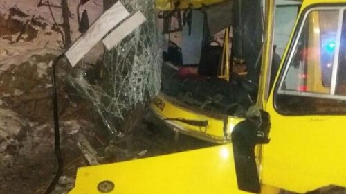 У Києві дві маршрутки не поділили дорогу. 12 пасажирів постраждали