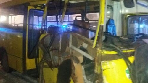 У Києві дві маршрутки не поділили дорогу. 12 пасажирів постраждали