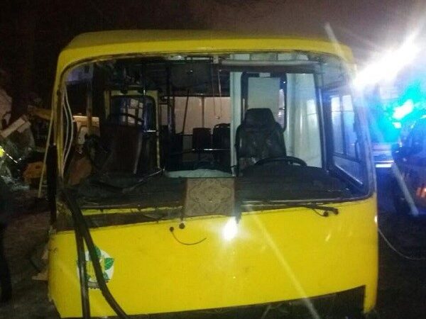 У Києві дві маршрутки не поділили дорогу. 12 пасажирів постраждали