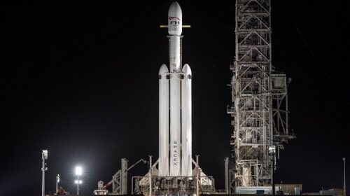 SpaceX вперше запускає надважку ракету-носій Falcon Heavy. У космос відправляють автомобіль Tesla Roadster