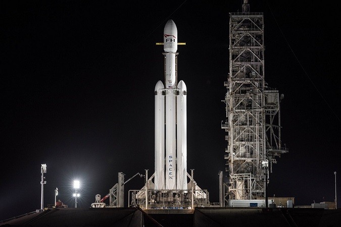 SpaceX вперше запускає надважку ракету-носій Falcon Heavy. У космос відправляють автомобіль Tesla Roadster