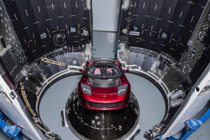 SpaceX вперше запускає надважку ракету-носій Falcon Heavy. До Марса полетить автомобіль Tesla Roadster
