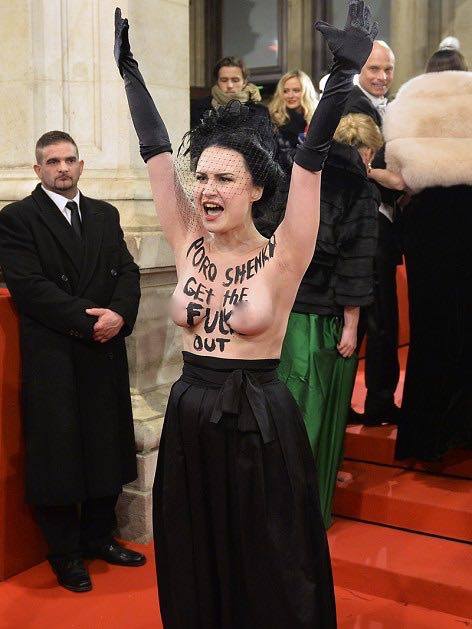 FEMEN вимагає від Петра Порошенка вибрати: або олігарх, або Президент України - третього не дано