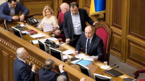 Нардепи масово виїхали до США на "молитовний сніданок". Через порожню залу Парубій закрив засідання