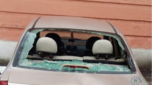 У дворі Солом'янського райсуду Києва сокирою потрощили автомобілі