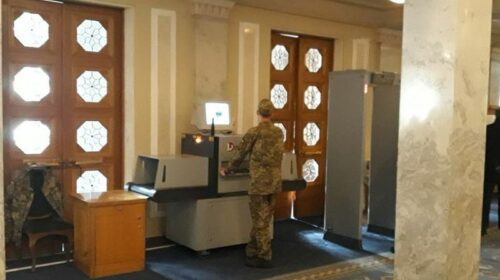 Нардепів убезпечують один від одного. До сесійної зали пускають через металошукачі та "світять" сумки