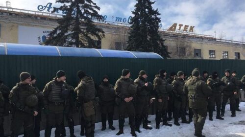 Центральний штаб "Нацкорпусу" на столичному заводі "АТЕК" заблокувала поліція (+відео)