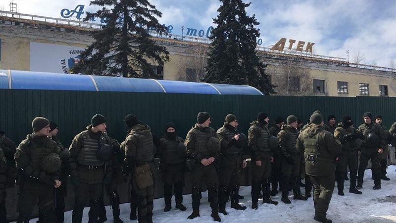 Центральний штаб "Нацкорпусу" на столичному заводі "АТЕК" заблокувала поліція (+відео)