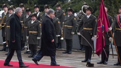 "Дуже по-людськи". Порошенко підняв з землі капелюх воїна почесної варти