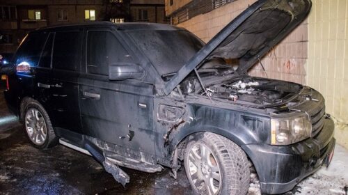 Вночі у Києві підпалили Range Rover, власника поранило вибухом
