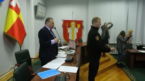 Бійка на сесії Луцької міськради. Кулаками проштовхнули рішення про виділення двох гектарів