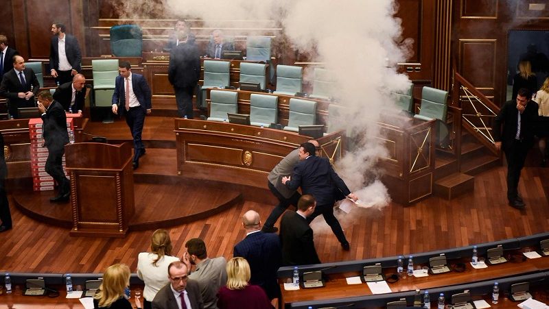 У парламенті Косова пустили сльозогінний газ