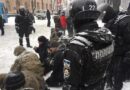 фото людей, які на колінах стояли в снігу при 11-градусному морозі