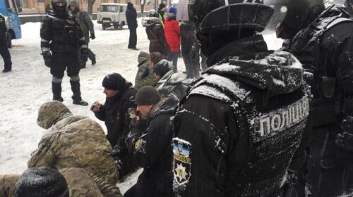 фото людей, які на колінах стояли в снігу при 11-градусному морозі