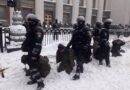 фото людей, які на колінах стояли в снігу при 11-градусному морозі