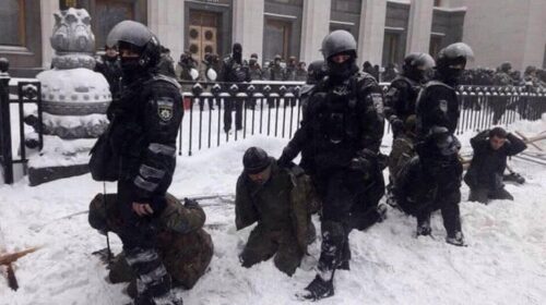 фото людей, які на колінах стояли в снігу при 11-градусному морозі