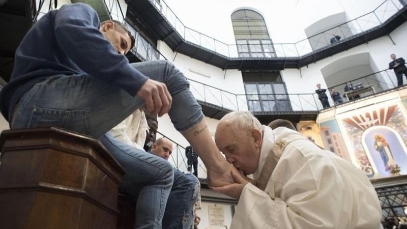 Папа Римський знову помив і поцілував ноги 12 в’язням