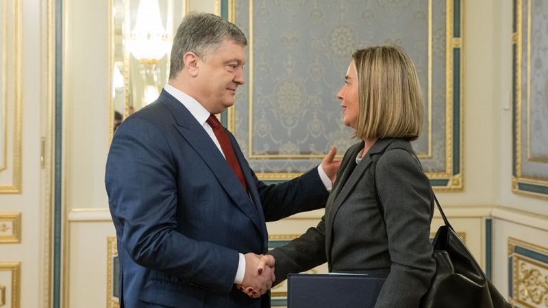 Порошенко вимагає від ЄС дати летальну зброю та підтримати миротворчу місію ООН на Донбасі