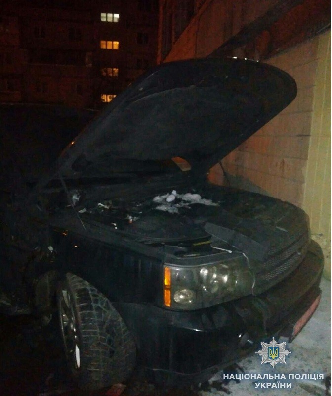 Вночі у Києві підпалили Range Rover, власника поранило вибухом