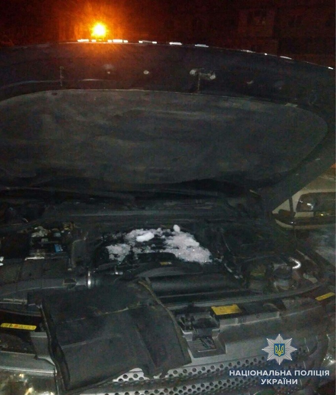 Вночі у Києві підпалили Range Rover, власника поранило вибухом