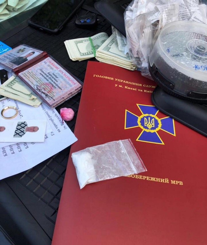 У Києві на хабарі в 50 тисяч доларів затримали співробітника СБУ. Вимагав гроші у іноземців