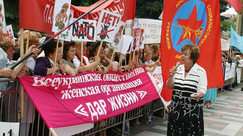 Націоналісти облили кефіром "прогресивну соціалістку" Наталію Вітренко