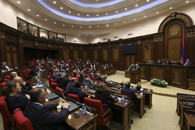 Серж Саргсян виступає в парламенті Вірменії 17 квітня 2018 року