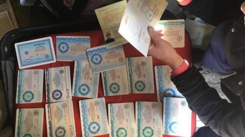 У Києві затримали шахраїв, які штампували фальшиві дипломи